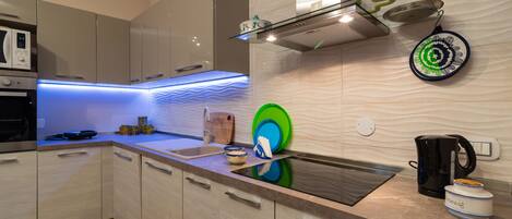 Kühlschrank, Mikrowelle, Ofen, Herdplatte