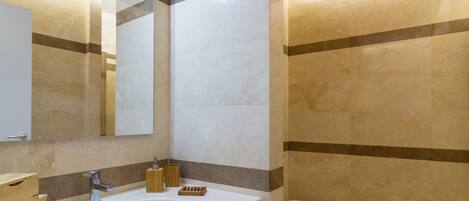 Regadera, amenidades de baño gratuitas, secadora de cabello, bidet