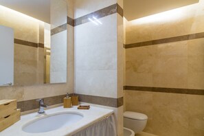 Ducha, artículos de tocador gratuitos, secador de pelo, bidet