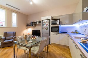 Fridge, microwave, oven, stovetop