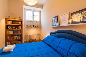 1 bedroom, free WiFi, bed sheets - Elegant Flat at Municipio (Napoli)