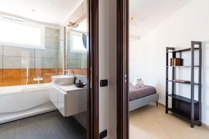 Bruser, hårtørrer, bidet, håndklæder