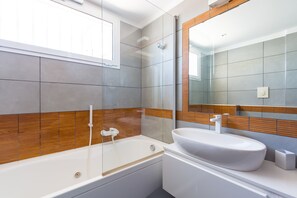 Bruser, hårtørrer, bidet, håndklæder