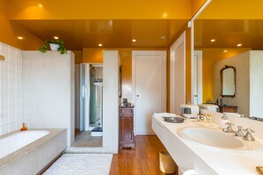 Douche, sèche-cheveux, bidet, serviettes fournies