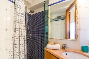 Douche, séchoir à cheveux, serviettes fournies
