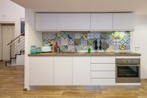 Fridge, microwave, oven, stovetop - The Actors House - One Bedroom Apartment, Sleeps 4 (Napoli)