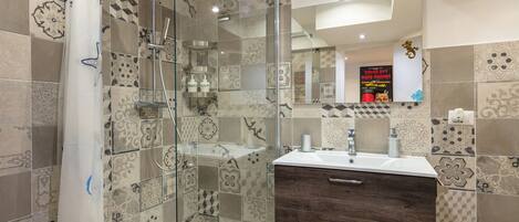 Shower, hair dryer, bidet, towels