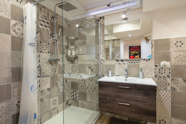 Dusche, Haartrockner, Bidet, Handtücher