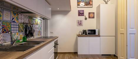 冷蔵庫、電子レンジ、オーブン、コンロ