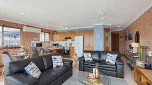 Un apartamento moderno con cocina, comedor y sala de estar.