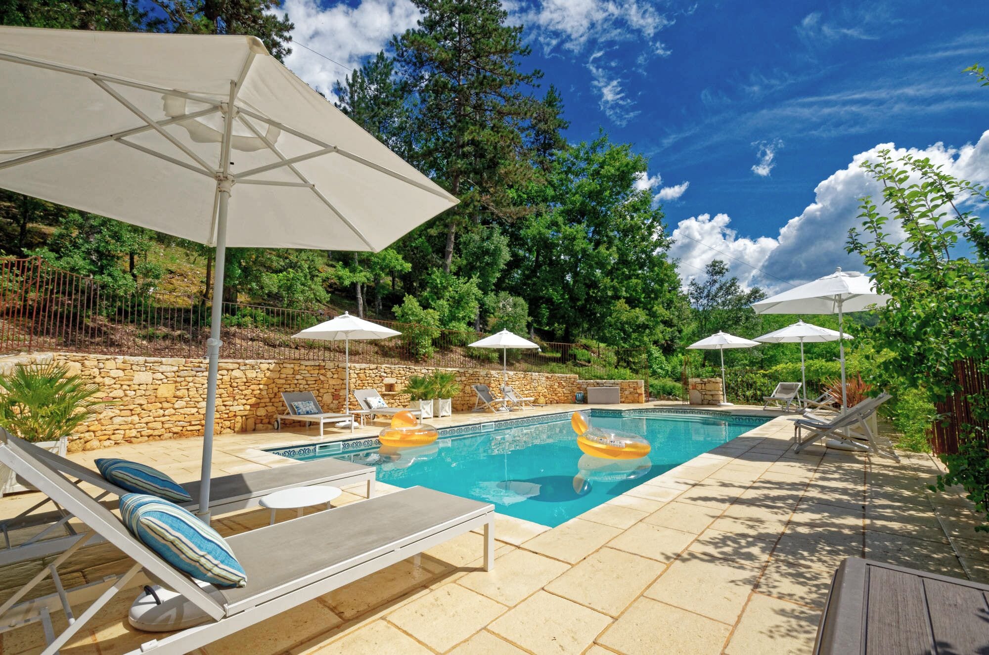 Hồ bơi ngoài trời phục vụ theo mùa, dù/ô trên bãi biển/hồ bơi 