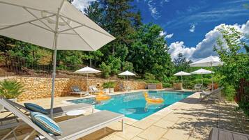 Piscine extérieure (ouverte en saison), parasols de plage