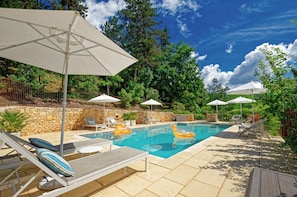 Alberca al aire libre por temporada y sombrillas en la alberca