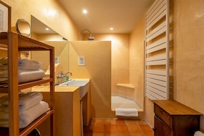 Habitación doble de lujo | Baño | Regadera tipo lluvia, amenidades de baño gratuitas, secadora de cabello