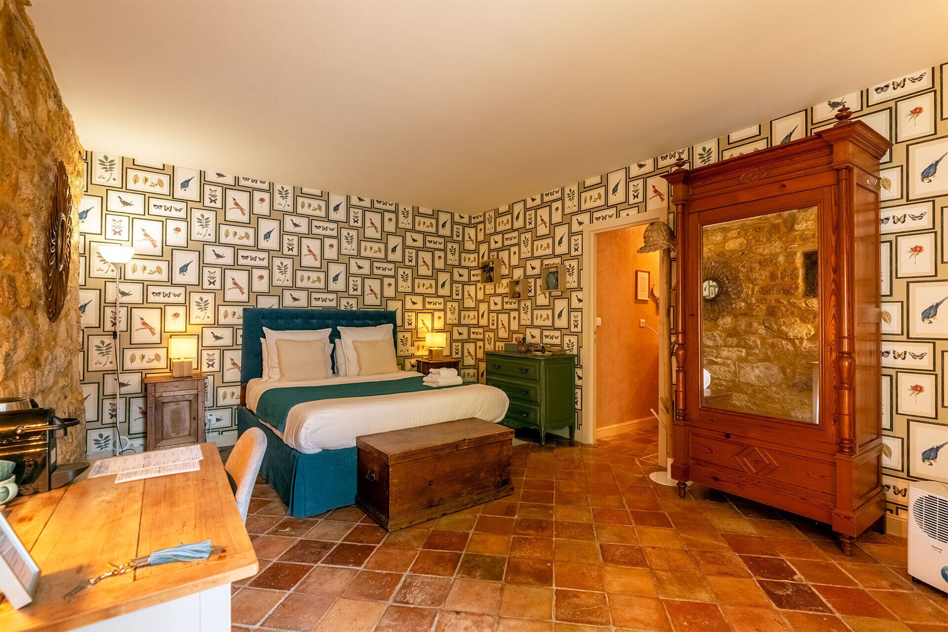 Dobbeltrom – comfort, eget bad ( La Boetie) | Sengetøy av topp kvalitet, individuelt dekorert og individuelt innredet