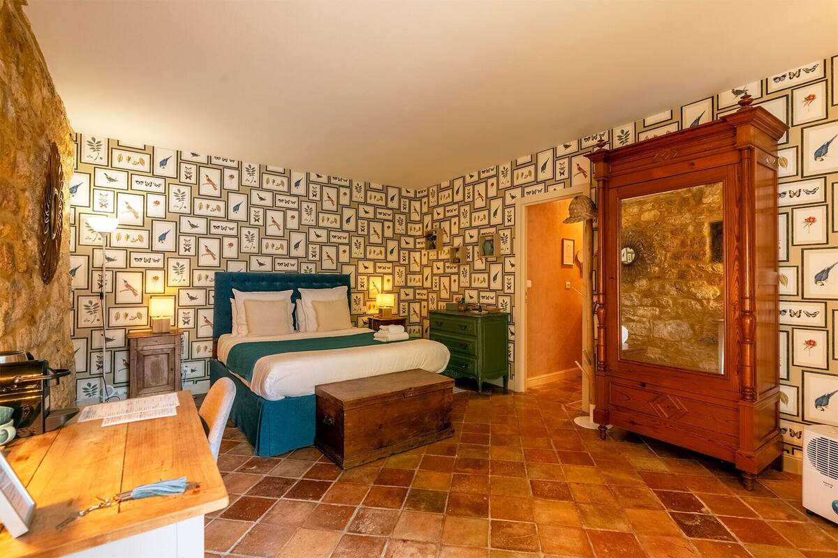 Chambre Double Confort, salle de bains attenante ( La Boetie) | Literie de qualité supérieure