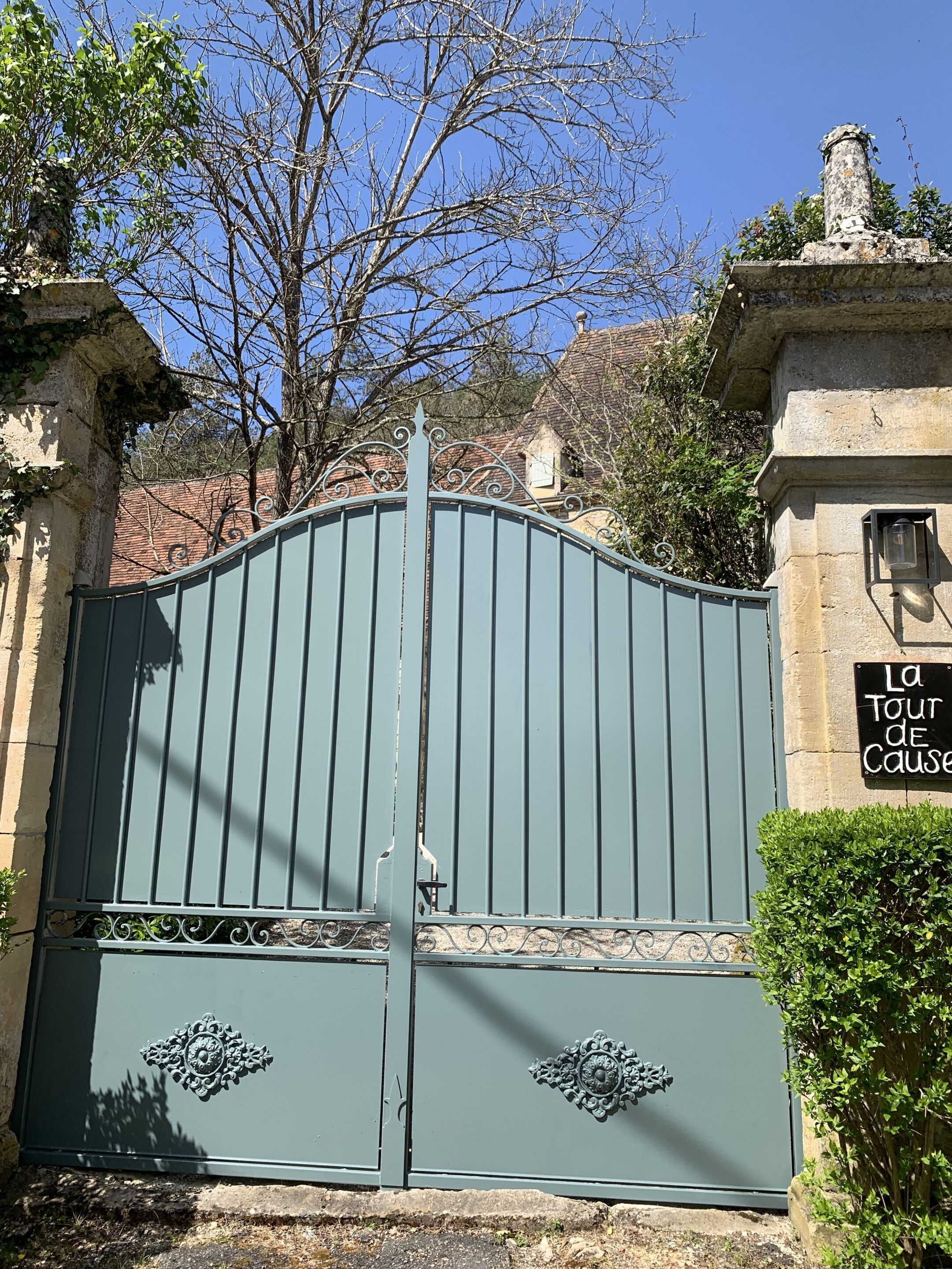 Pintu masuk properti