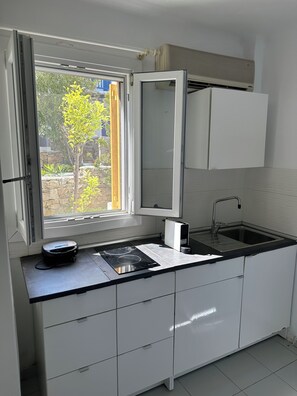 Een koelkast, een oven, een koffiezetapparaat/waterkoker