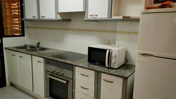 Frigorífico, microondas, horno y cafetera o tetera