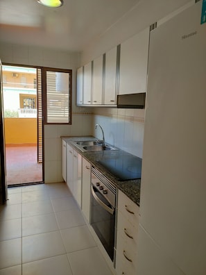 Een koelkast, een microgolfoven, een oven