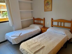 1 dormitorio, tabla de planchar con plancha, wifi gratis y ropa de cama