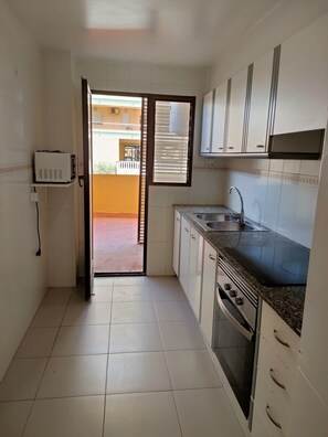 Frigorífic, microones, forn i cafetera i tetera 