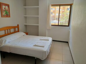 1 dormitori, planxa i posts de planxar, wifi gratuïta i roba de llit 