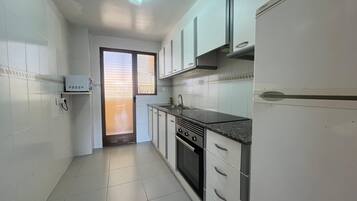 Réfrigérateur, micro-ondes, four, cafetiÚre/bouilloire