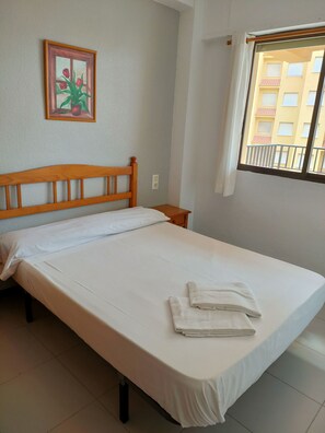3 slaapkamers, een strijkplank/strijkijzer, gratis wifi, beddengoed