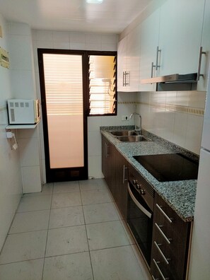 Frigorífico, microondas, horno y cafetera o tetera