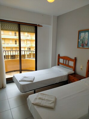 3 slaapkamers, een strijkplank/strijkijzer, gratis wifi, beddengoed