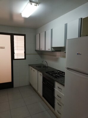 Kühlschrank, Mikrowelle, Ofen, Wasserkocher mit Kaffee-/Teezubehör