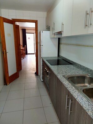 Een koelkast, een microgolfoven, een oven