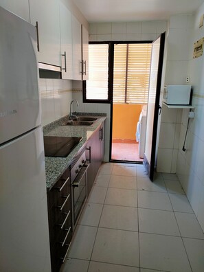 Een koelkast, een microgolfoven, een oven