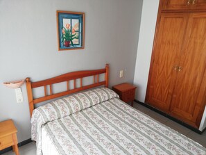 3 slaapkamers, een strijkplank/strijkijzer, gratis wifi, beddengoed