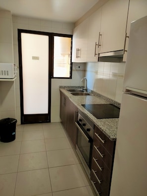 Frigorífico, microondas, horno y cafetera o tetera