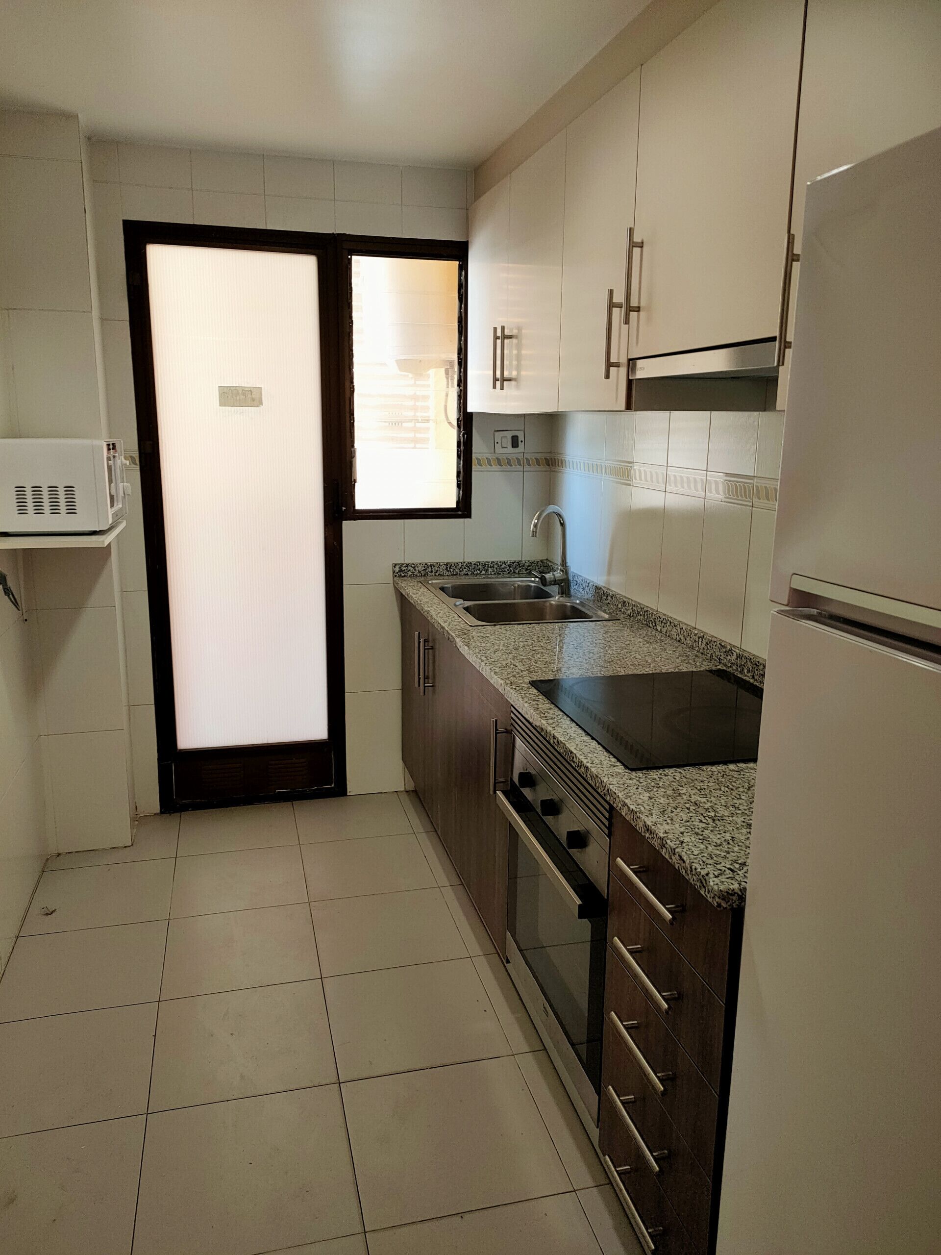 Frigorífico, microondas, horno y cafetera o tetera