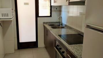 Réfrigérateur, micro-ondes, four, cafetiÚre/bouilloire