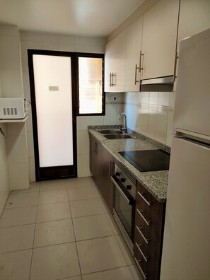 Réfrigérateur, micro-ondes, four, cafetière/bouilloire