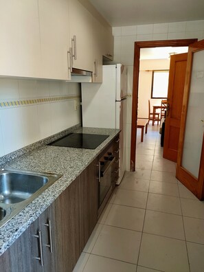 Refrigerador, microondas, horno, cafetera/tetera