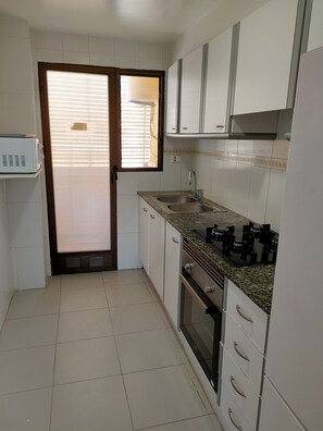 Réfrigérateur, micro-ondes, four, cafetière/bouilloire