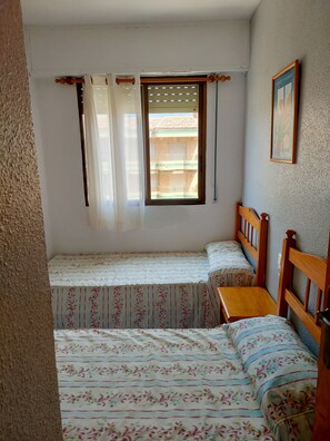 2 chambres, fer et planche à repasser, Wi-Fi gratuit, draps fournis