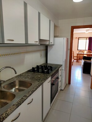 Réfrigérateur, micro-ondes, four, cafetière/bouilloire