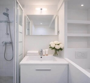 Dusj, hårføner og håndklær