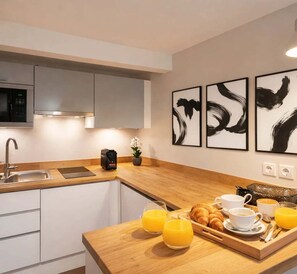 Kjøleskap, mikrobølgeovn, oppvaskmaskin og kaffetrakter/tekoker