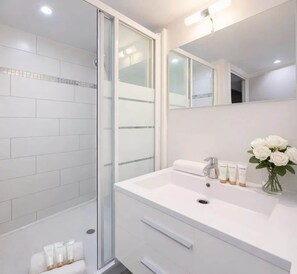 Dusj, hårføner og håndklær