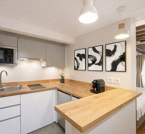 Réfrigérateur, four à micro-ondes, lave-vaisselle, cafetière-théière