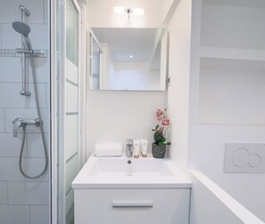 Dusche, Haartrockner, Handtücher