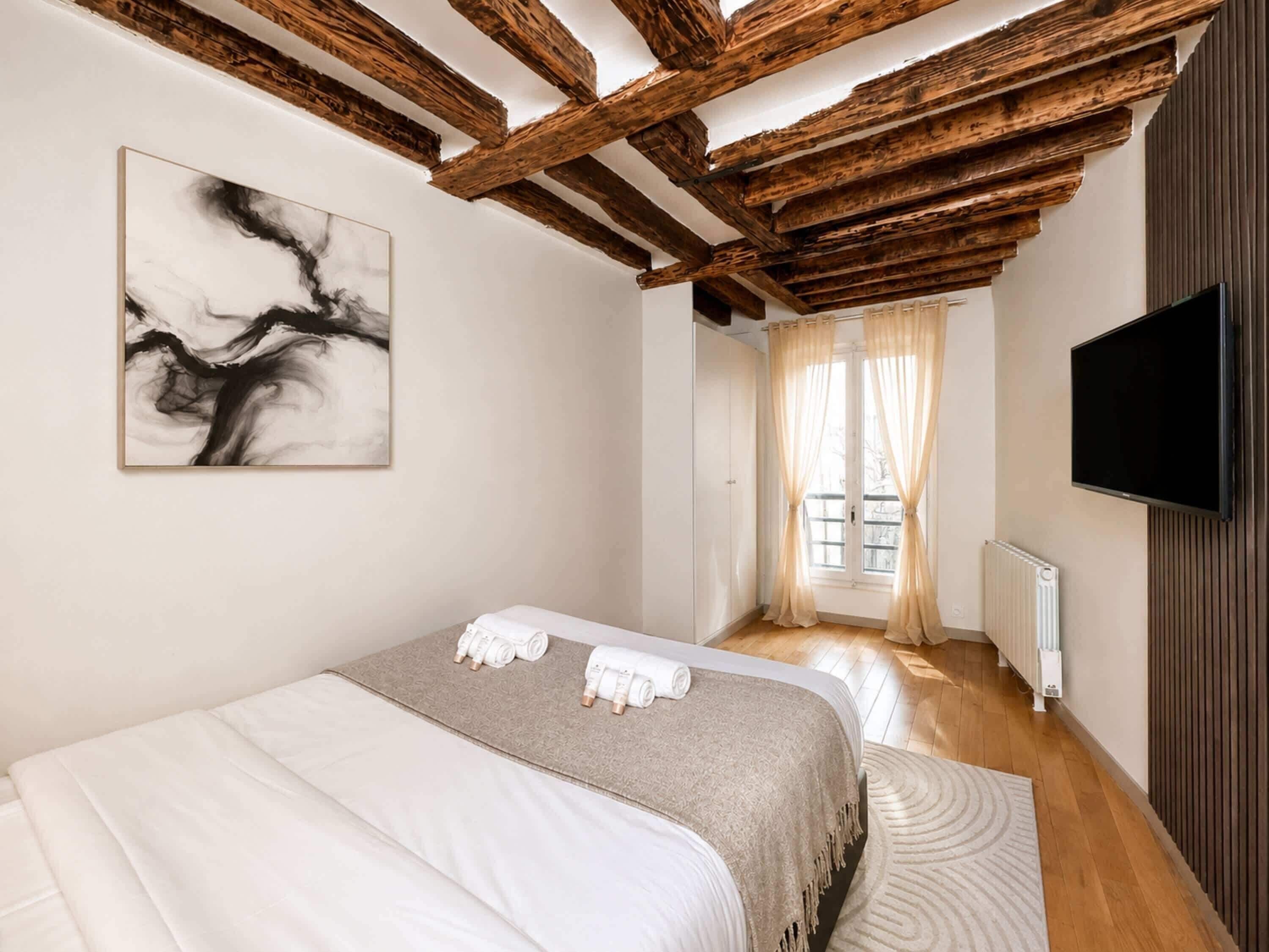 Tabla de planchar con plancha, cuna de viaje, wifi y ropa de cama 
