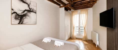 Tabla de planchar con plancha, cuna de viaje, wifi y ropa de cama